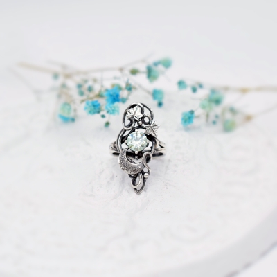 Pierścionek z Moissanitem i Księżycem